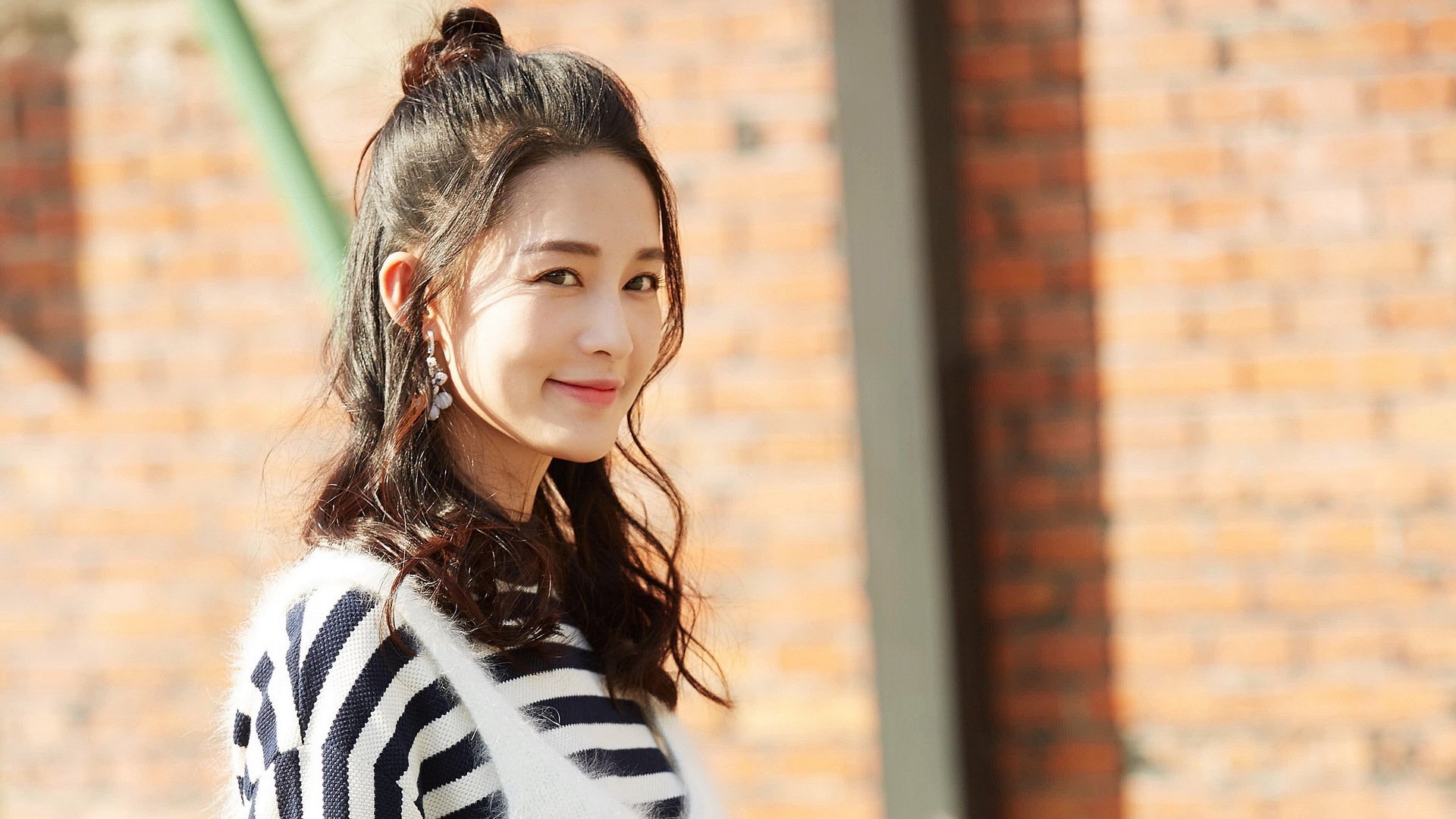 九游娱乐官网 (JIUYOU)-米切尔单节十五分带领骑士反超比分，米切尔22分全队半场18记三分 爵士灭魔术迎九连胜